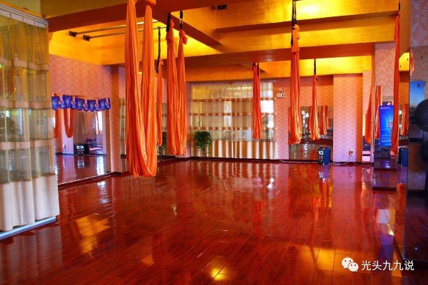 南方双城夜生活对比：深圳与广州有何不同？